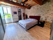 Proche de Valence joli corps de ferme en pierre r&eacute;nov&eacute; sur 17