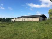 Ensemble de b&acirc;tis avec environ 12,70 ha d'un seul tenant.