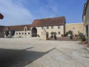 &Eacute;l&eacute;gant domaine XVIII avec &eacute;curies et 18 ha