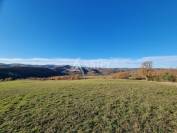 B&acirc;timent d'&eacute;levage avec habitation autonome sur 1,3 ha proch