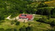 B&acirc;timent d'&eacute;levage avec habitation autonome sur 1,3 ha proch
