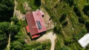 B&acirc;timent d'&eacute;levage avec habitation autonome sur 1,3 ha proch