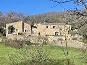 Propri&eacute;t&eacute; dans la Dr&ocirc;me de 15 hectares avec grand g&icirc;te