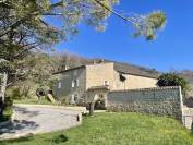 Propri&eacute;t&eacute; dans la Dr&ocirc;me de 15 hectares avec grand g&icirc;te