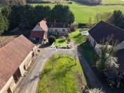 Ancienne ferme de ch&acirc;teau avec nombreux b&acirc;timents et environ 2
