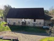 Ancienne ferme de ch&acirc;teau avec nombreux b&acirc;timents et environ 2