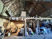 Ancienne ferme de ch&acirc;teau avec nombreux b&acirc;timents et environ 2