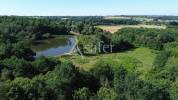 Ensemble b&acirc;ti avec environ 12ha60 et son plan d'eau.