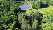 Ensemble b&acirc;ti avec environ 12ha60 et son plan d'eau.